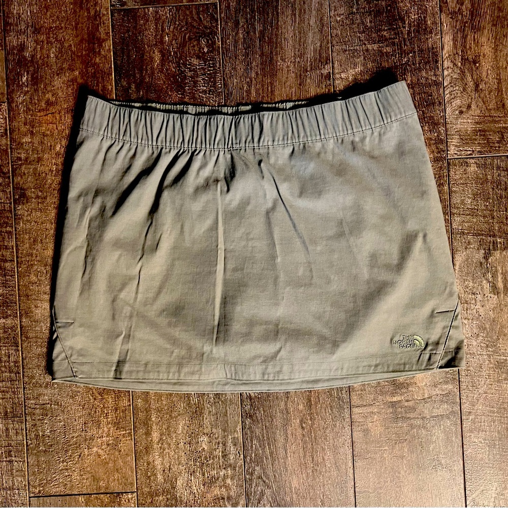 The North Face Skort. Size XL. Green/Khaki. Elastic Waistband. 16” Length.